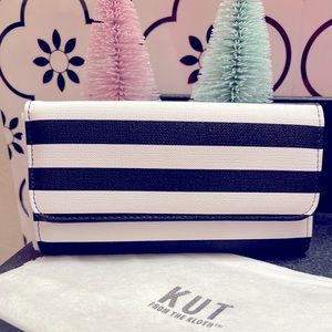 Brand new Kut From The kloth ladies wallet. Tags and dust cover